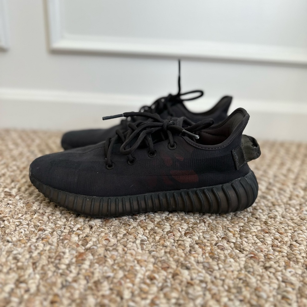 Black Yeezy 350 V2